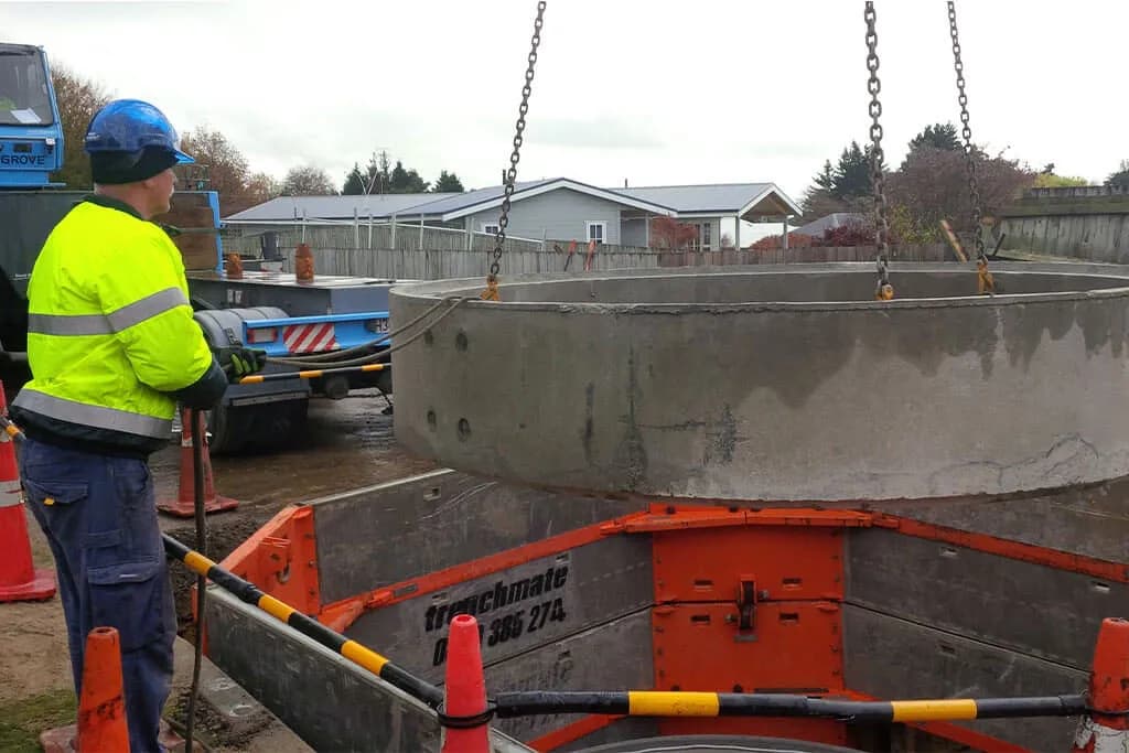 Trenchmate equipment being used safely